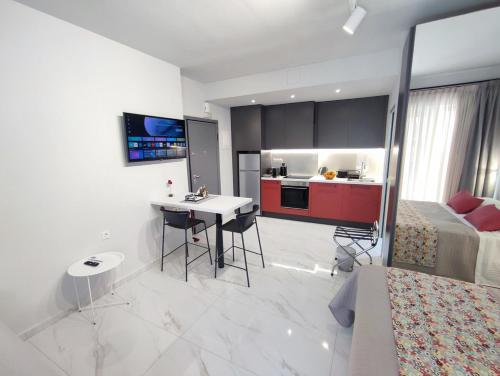 Μια τηλεόραση ή/και κέντρο ψυχαγωγίας στο Seaside apartment near the city center