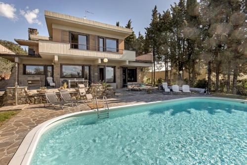 una casa con piscina delante de una casa en Villa Ballodole, en Florencia