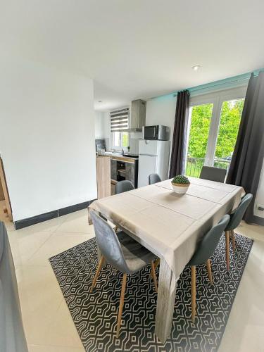 une cuisine et une salle à manger avec une table et des chaises dans l'établissement MikeS Amboise, à Amboise