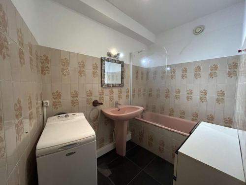 une salle de bain avec un lavabo et une baignoire et un lavabo dans l'établissement Studio cabine 4 pers avec Parking privé - Saint-Jean-de-Monts - FR-1-224C-103, à Saint-Jean-de-Monts