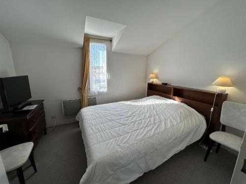 une chambre avec un lit, un bureau et une fenêtre dans l'établissement Maison 3 pièces près de la plage - 2 chambres, jardin privé, parking et ménage inclus - FR-1-224C-223, à Saint-Hilaire-de-Riez