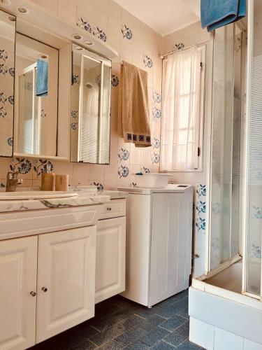 une salle de bain avec deux lavabos et une douche dans l'établissement Villa Casapalmea on Mute Beach, Cap Corse, à Centuri