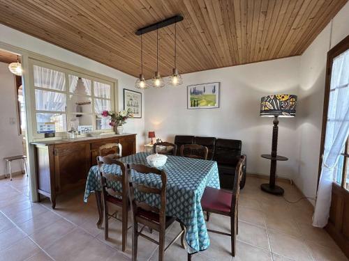 Photo de la galerie de l'établissement Maison 3 pièces près de l'océan, cour privée, tout équipé, 5 couchages - Saint-Jean-de-Monts - FR-1-224C-141, à Saint-Jean-de-Monts