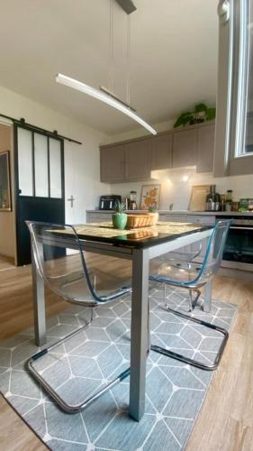 - une cuisine avec une table à manger et 2 chaises dans l'établissement Superbe Chambre avec vue et salle d eau privative dans duplex de 140m2 - proche CHU Clermont, à Beaumont