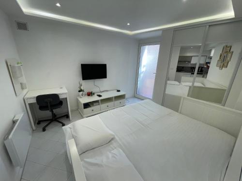 Old town room 100m from beach