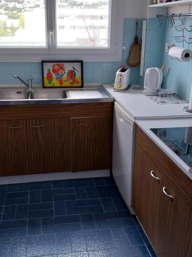 une cuisine avec un évier et un plan de travail dans l'établissement Hello beachfront apartment, à Bandol