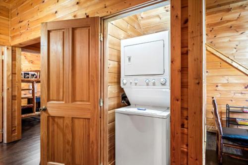 a laundry room with a washer and dryer in a log cabin at Blue Ridge Retreat in Pigeon Forge