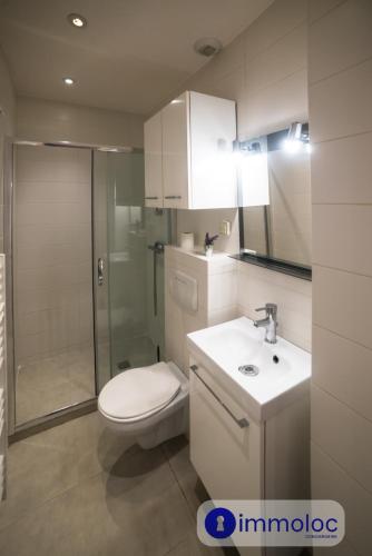une salle de bain avec toilettes, lavabo et douche dans l'établissement Air-conditioned studio in Fabron, à Nice
