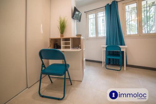- une chambre avec deux chaises et un bureau dans l'établissement Air-conditioned studio in Fabron, à Nice