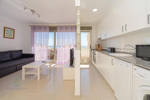 O bucătărie sau chicinetă la Beachside Penthouse La Red Edward