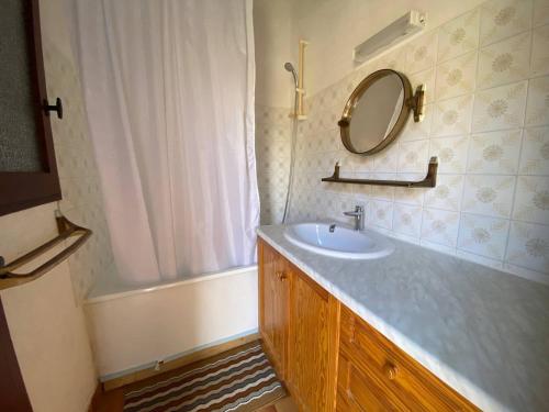 une salle de bain avec un lavabo, un miroir et une baignoire dans l'établissement Maison T2 à Port Leucate, face à la mer, 4 couchages, parking privé, TV, lave-linge, commerces à 400m - FR-1-81-55, à Port-Leucate