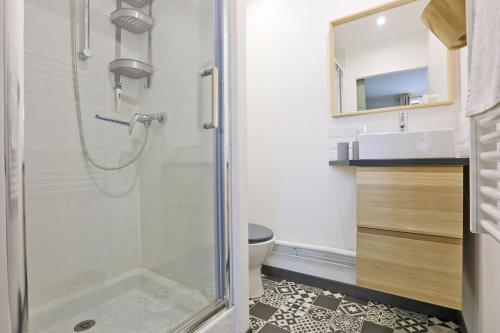 une salle de bain avec une douche, des toilettes et un lavabo dans l'établissement Le Olry - Studio 2 personnes - Terrasse - Cosy, à Nancy