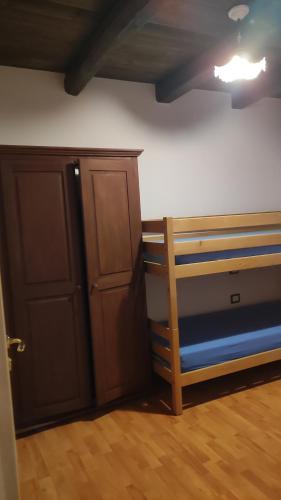 a bedroom with two bunk beds and a closet at Domo Gallus Zola in Galtellì