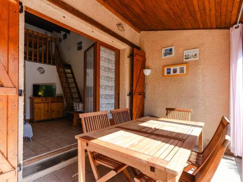 une table et des chaises en bois sur le porche d'une maison dans l'établissement Maison chaleureuse à Gruissan, proche plage, 6 pers, parking privé, animaux acceptés - FR-1-409A-13, à Gruissan