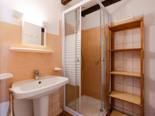 une salle de bain avec un lavabo et une douche dans l'établissement Maison chaleureuse à Gruissan, proche plage, 6 pers, parking privé, animaux acceptés - FR-1-409A-13, à Gruissan