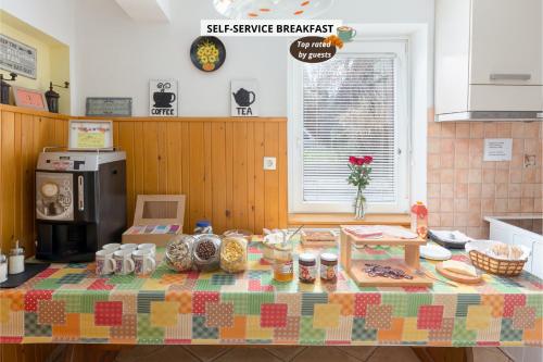 Jídlo v hostelu nebo okolí
