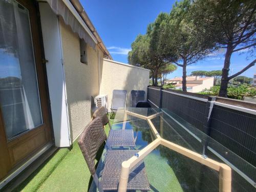 - un balcon avec des chaises et une piscine dans une maison dans l'établissement Beija Flor, au Cap d'Agde