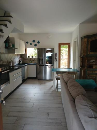 Η κουζίνα ή μικρή κουζίνα στο Ottiolu House villa 50m from beach