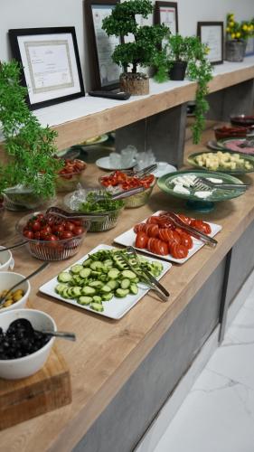 a buffet with tomatoes and other vegetables on plates at Akyol Palace in Bolu