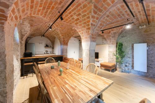Cette grande chambre dispose d'une table et de chaises en bois. dans l'établissement Gîte du Cordon de Loire, à Jargeau