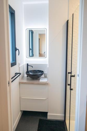a bathroom with a sink and a mirror at Projecteur sur ma bulle - Studio Projection privée in Vertou