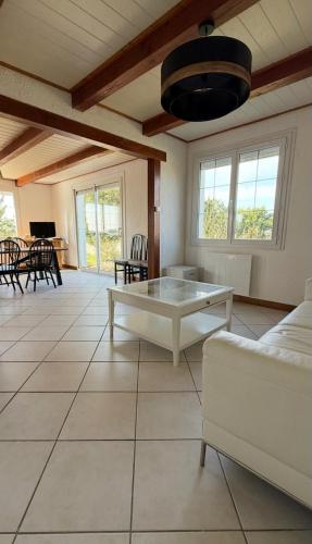 un salon avec un canapé et une table dans l'établissement L'échappée, à Bouin