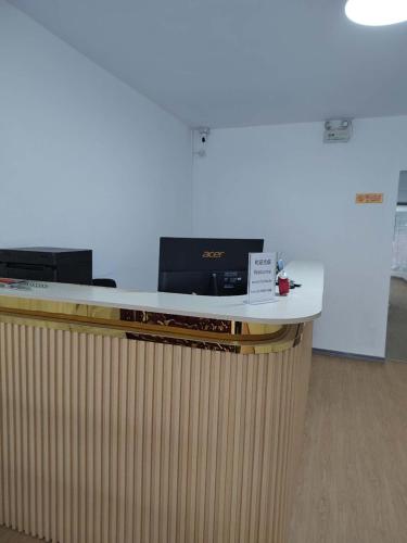 un bancone da ufficio con un piano di lavoro bianco di The Loft Sihom a Vientiane