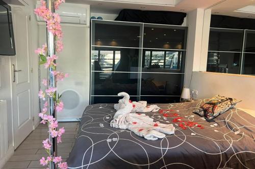 - une chambre avec un lit fleuri dans l'établissement Charmante Villa au Coeur du Village Naturiste, au Cap d'Agde