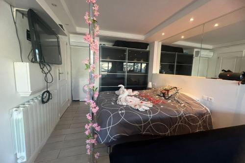 - une chambre avec un lit fleuri dans l'établissement Charmante Villa au Coeur du Village Naturiste, au Cap d'Agde
