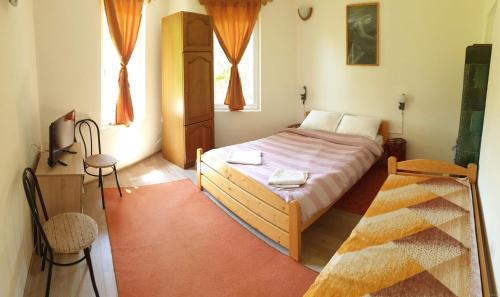 a small bedroom with a bed and a window at Cseke Kulcsosház in Praid