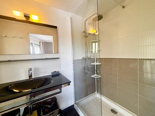 ein Badezimmer mit Waschbecken und Dusche in der Unterkunft Casamea - Duplex, Vue mer, Plage à 100m, Clim in Porticcio