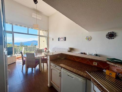 eine Küche mit Tisch und ein Esszimmer in der Unterkunft Casamea - Duplex, Vue mer, Plage à 100m, Clim in Porticcio