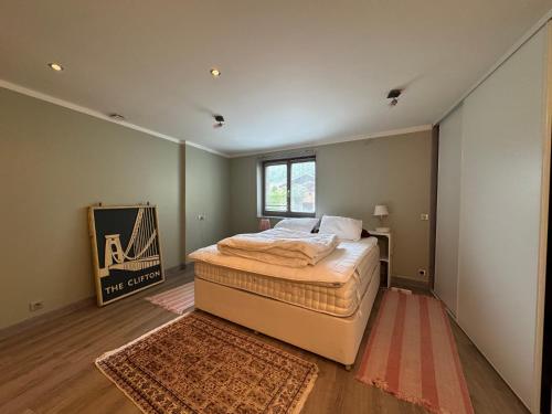 une chambre avec un grand lit et une fenêtre dans l'établissement VULMIX WE Grand appartement 13pers - Bourg St Maurice, à Bourg-Saint-Maurice