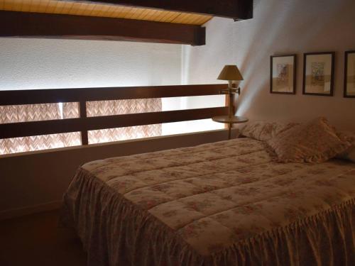 une chambre avec un grand lit avec une fenêtre dans l'établissement Studio Mezzanine 6 Pers, Proche Skibus, Parking - FR-1-580-129, à Font-Romeu-Odeillo-Via