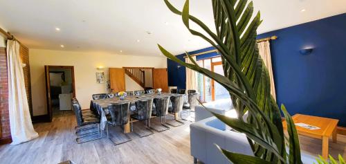 Posezení v ubytování The Victorian Barn, Self-Catering Holidays with Pool and Hot Tubs, Dorset