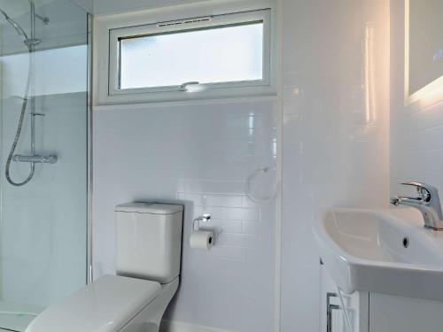 Ένα μπάνιο στο 1 Bed in Charmouth 90055