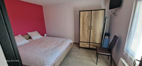 Ein Bett oder Betten in einem Zimmer der Unterkunft Gite de la Combe Ganat 3 étoiles