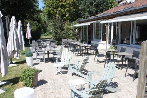 Κήπος έξω από το LOGIS Hôtel & Restaurant - Le Manoir de Gavrelle