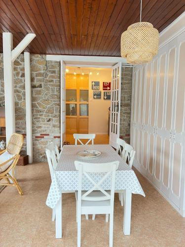 une salle à manger avec une table et des chaises dans l'établissement Appartement rdc proche plage, commerces et gare, à Pornichet