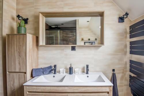 a bathroom with two sinks and a mirror at Maison Cosy Campagne, Spacieuse, Terrasse in Le Plessis-Feu-Aussoux