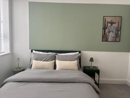 una camera da letto con un letto grande con due cuscini di Stunning 3 Bed Apartment with Seaview a Worthing