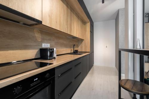 Dapur atau dapur kecil di Cloud9 Noir - Modern Design