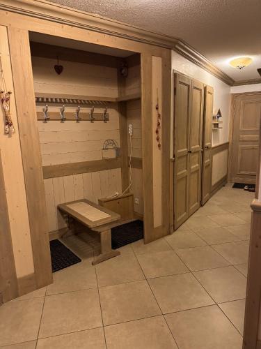 - une salle de bains avec un banc au milieu d'une pièce dans l'établissement les 7 laux immobilier chalet D, à Prapoutel