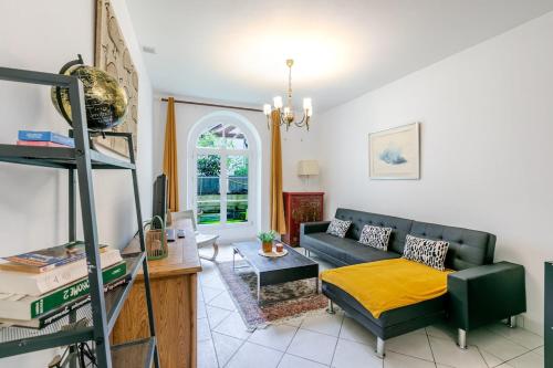 un salon avec un canapé et une table dans l'établissement L'authentique au coeur de Paris, à Paris