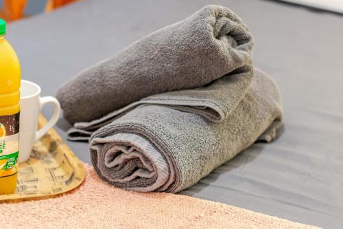 une serviette posée sur une table à côté d'une bouteille de jus d'orange dans l'établissement L'authentique au coeur de Paris, à Paris