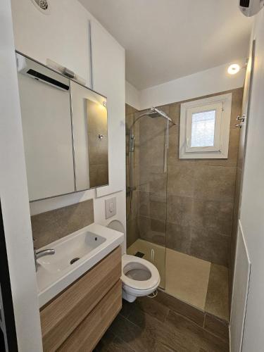 une salle de bain avec toilettes, lavabo et douche dans l'établissement Jardin Amirante - Élégance & calme à Sanary, à Sanary-sur-Mer