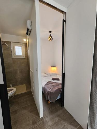 - une petite chambre avec un lit et une salle de bains dans l'établissement Jardin Amirante - Élégance & calme à Sanary, à Sanary-sur-Mer