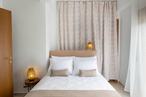 Voodi või voodid majutusasutuse Bergamot & Myrtillo Villas with shared pool,Afitos #FeelsLikeHome toas