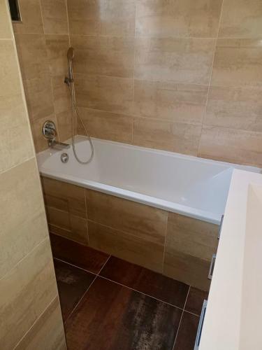 Photo de la galerie de l'établissement Villa contemporaine avec piscine, à Opio