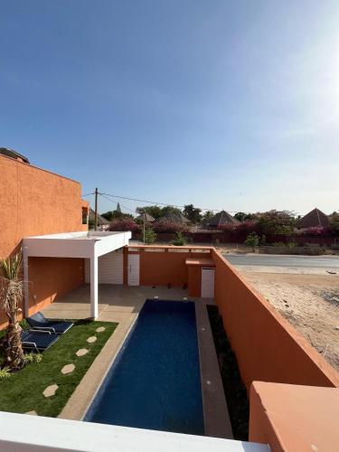 a swimming pool on the roof of a house at Villa John et Nini in Saly Portudal